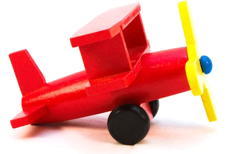 Ein roter Spielzeug-Doppeldecker aus Holz mit schwarzen Rädern und einem gelben Propeller, von der Seite betrachtet, vor einem weißen Hintergrund - ein auffälliges Bild, das sich perfekt zur Illustration kreativer Projekte eines Spezialisten für Webdesign Trier oder SEO Trier eignet.